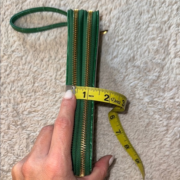 π π A New Day Emerald Green Crocodile-Textured Wallet - Picture 4 of 11